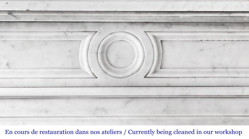 Cheminée de style Louis XVI aux coins arrondis, en marbre de Carrare-1