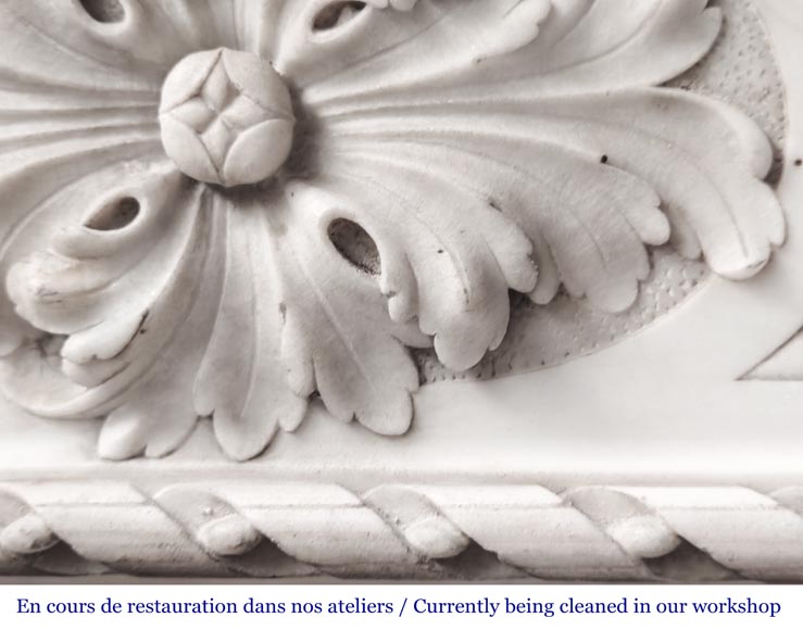 Cheminée de style Louis XVI à décor de perles et de macarons, en marbre de Carrare-3