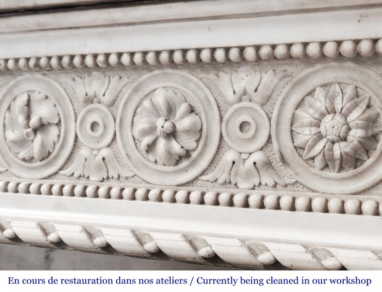 Cheminée de style Louis XVI à décor de perles et de macarons, en marbre de Carrare-4