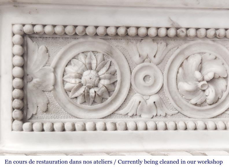 Cheminée de style Louis XVI à décor de perles et de macarons, en marbre de Carrare-5