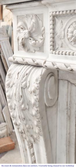 Cheminée de style Louis XVI à décor de perles et de macarons, en marbre de Carrare-8
