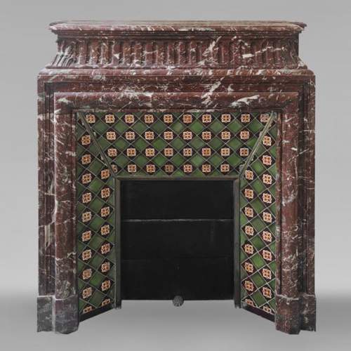 Cheminée de style Louis XIV à acrotère, en marbre de Rouge du Nord