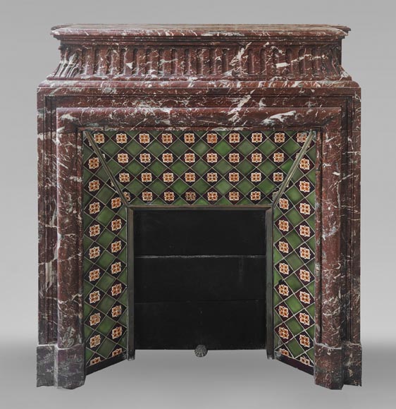 Cheminée de style Louis XIV à acrotère, en marbre de Rouge du Nord-0