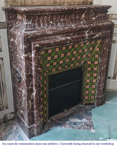 Cheminée de style Louis XIV à acrotère, en marbre de Rouge du Nord-2