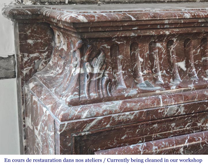 Cheminée de style Louis XIV à acrotère, en marbre de Rouge du Nord-3