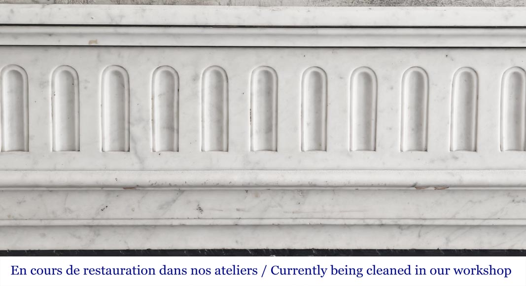 Cheminée galbé de style Louis XVI, à décor de cannelure, en marbre de Carrare-1
