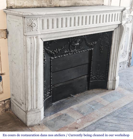 Cheminée galbé de style Louis XVI, à décor de cannelure, en marbre de Carrare-2