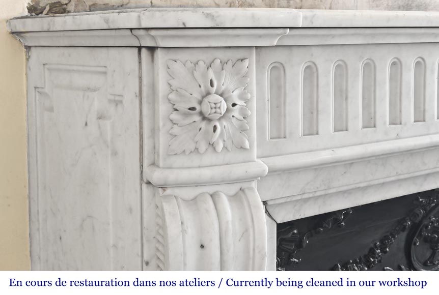 Cheminée galbé de style Louis XVI, à décor de cannelure, en marbre de Carrare-3