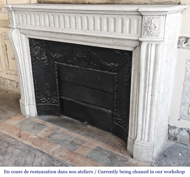 Cheminée galbé de style Louis XVI, à décor de cannelure, en marbre de Carrare-5