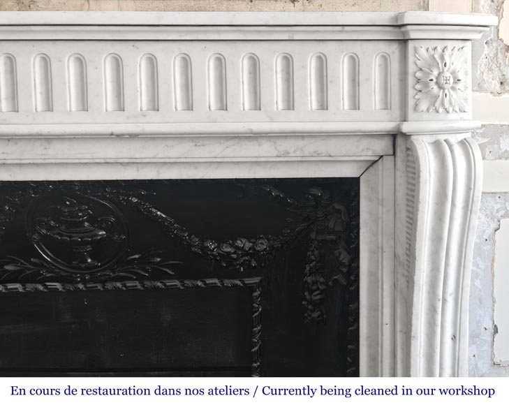 Cheminée galbé de style Louis XVI, à décor de cannelure, en marbre de Carrare-6