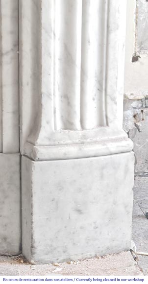 Cheminée galbé de style Louis XVI, à décor de cannelure, en marbre de Carrare-7