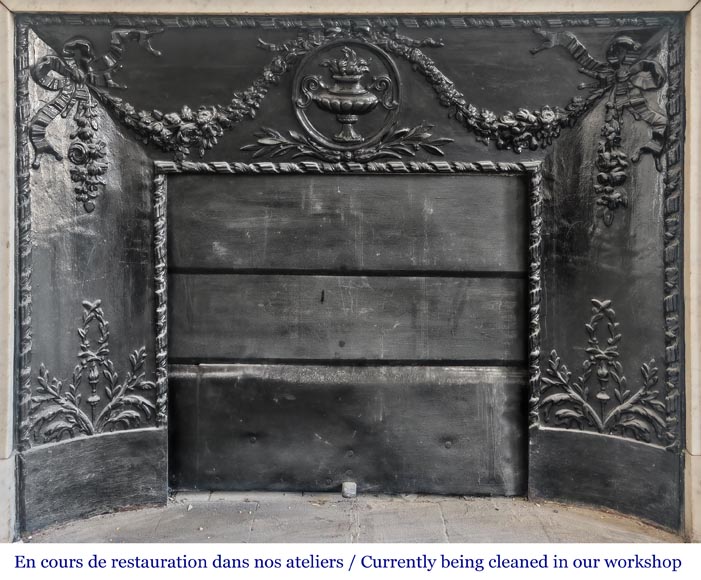 Cheminée galbé de style Louis XVI, à décor de cannelure, en marbre de Carrare-8