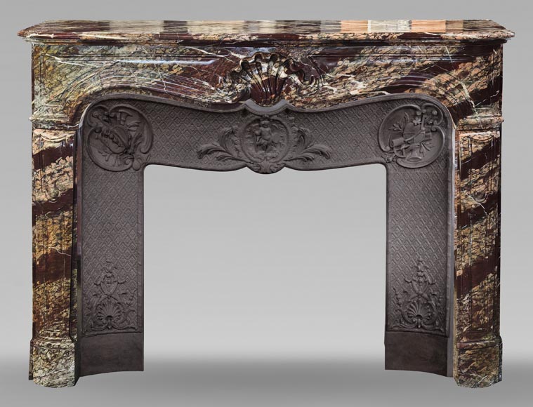 Cheminée de style Louis XV en marbre de Campan, décorée d'une coquille-0