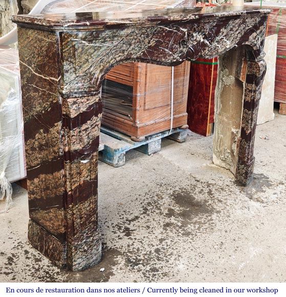 Cheminée de style Louis XV en marbre de Campan, décorée d'une coquille-3