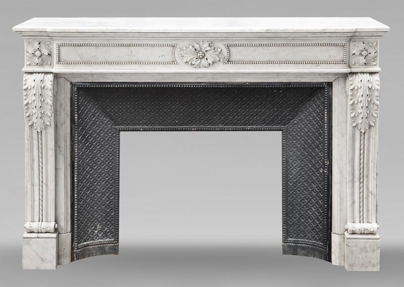 Cheminée de style Louis XVI à décor de perle, en marbre de Carrare Cheminée de style Louis XVI à décor de perle, en marbre de Carrare-0