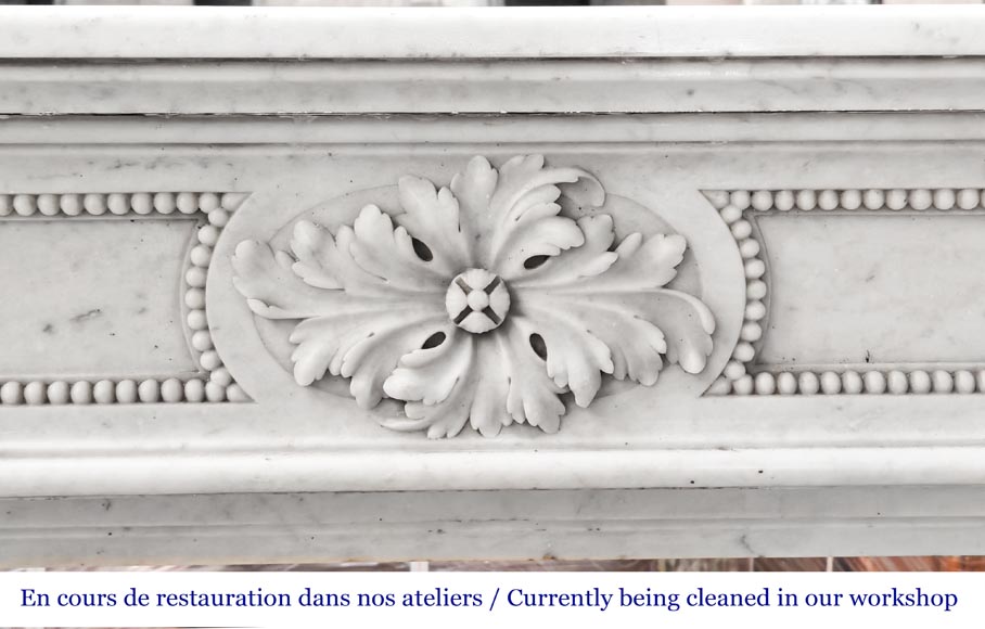 Cheminée de style Louis XVI à décor de perle, en marbre de Carrare Cheminée de style Louis XVI à décor de perle, en marbre de Carrare-1