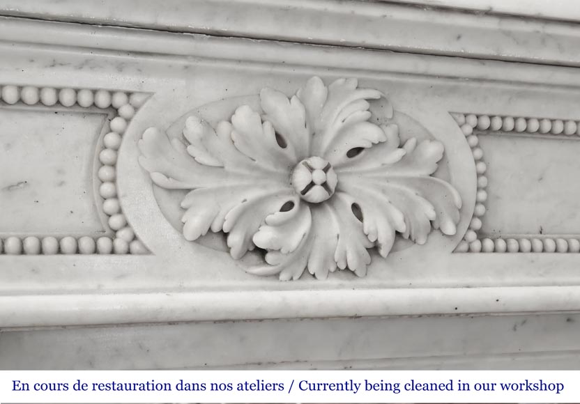 Cheminée de style Louis XVI à décor de perle, en marbre de Carrare Cheminée de style Louis XVI à décor de perle, en marbre de Carrare-2