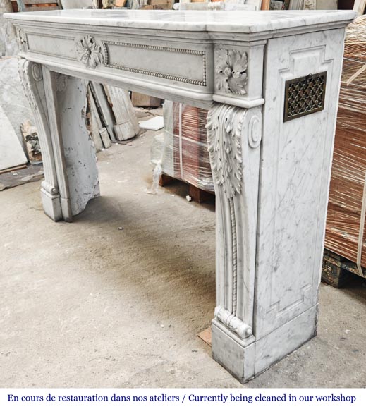 Cheminée de style Louis XVI à décor de perle, en marbre de Carrare Cheminée de style Louis XVI à décor de perle, en marbre de Carrare-8