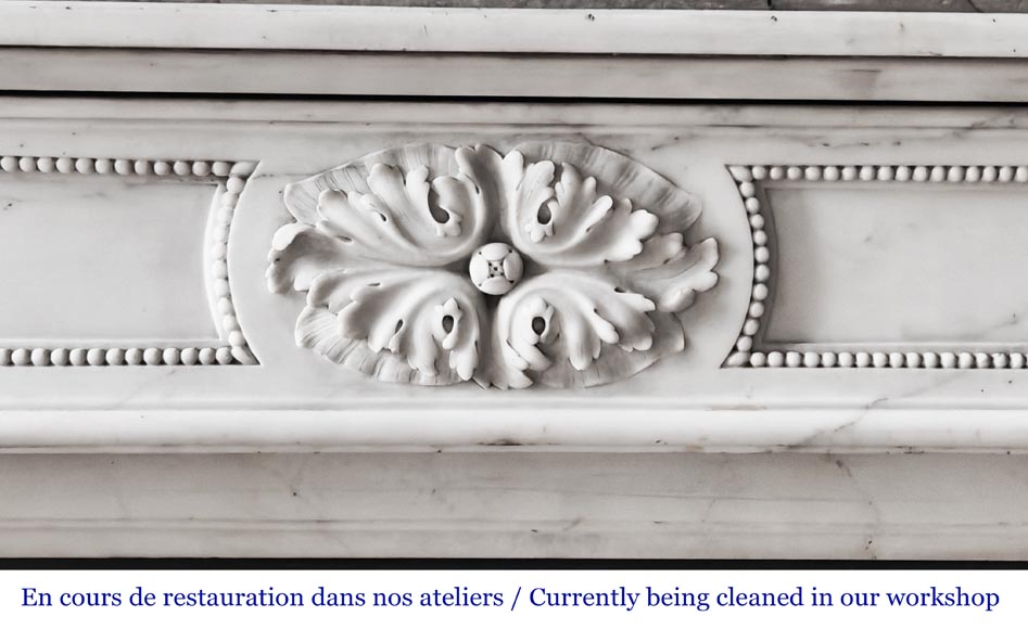 Cheminée de style Louis XVI à feuille d'acanthe et file de perle, en marbre statuaire Cheminée de style Louis XVI à feuille d'acanthe et file de perle, en marbre statuaire-1