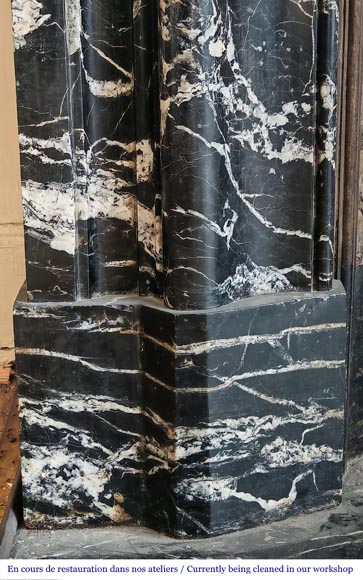 Cheminée de style Louis XIV en marbre noir Marquina Cheminée de style Louis XIV en marbre noir Marquina-7