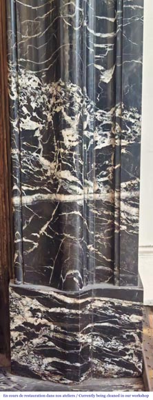 Cheminée de style Louis XIV en marbre noir Marquina Cheminée de style Louis XIV en marbre noir Marquina-10