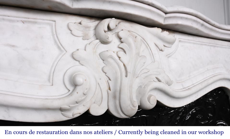 Cheminée de style Louis XV à la palmette asymétrique, en marbre de Cararre Cheminée de style Louis XV à la palmette asymétrique, en marbre de Cararre-2