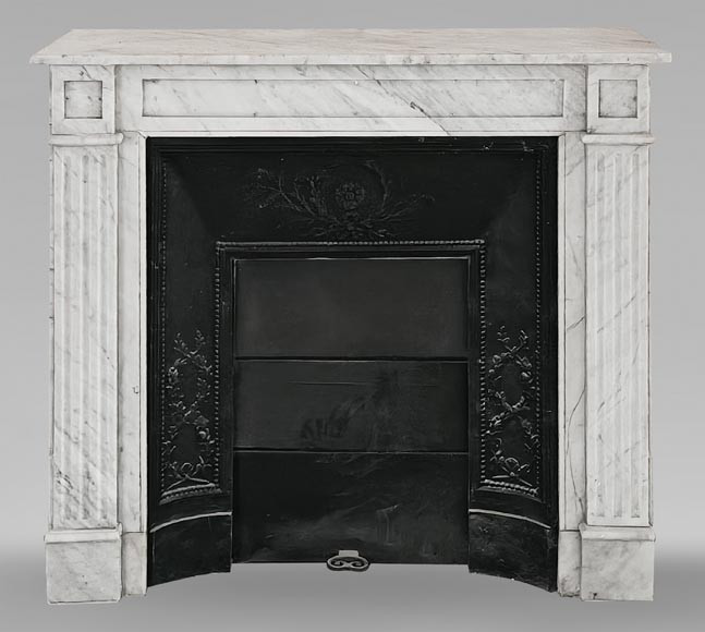 Cheminée de style Louis XVI au décor mouluré, en marbre de Carrare Cheminée de style Louis XVI au décor mouluré, en marbre de Carrare-0