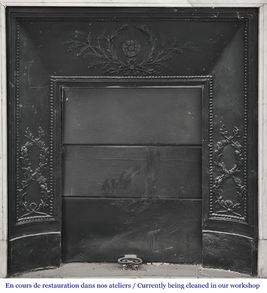 Cheminée de style Louis XVI au décor mouluré, en marbre de Carrare Cheminée de style Louis XVI au décor mouluré, en marbre de Carrare-8