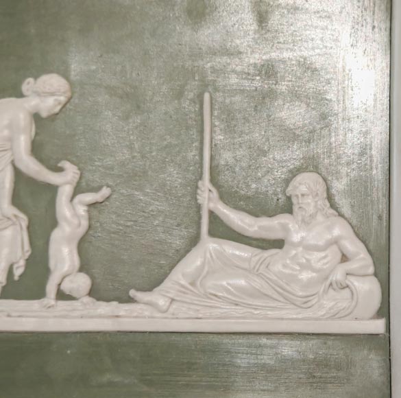 Cheminée de style Victorien à demi colonne ionique, à décor de médaillon de Wedgwood, en marbre statuaire Cheminée de style Victorien à demi colonne ionique, à décor de médaillon de Wedgwood, en marbre statuaire-3