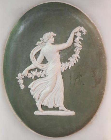 Cheminée de style Victorien à demi colonne ionique, à décor de médaillon de Wedgwood, en marbre statuaire Cheminée de style Victorien à demi colonne ionique, à décor de médaillon de Wedgwood, en marbre statuaire-8