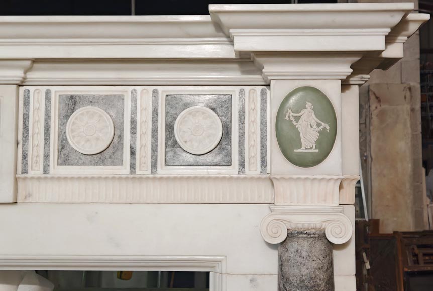 Cheminée de style Victorien à demi colonne ionique, à décor de médaillon de Wedgwood, en marbre statuaire Cheminée de style Victorien à demi colonne ionique, à décor de médaillon de Wedgwood, en marbre statuaire-12