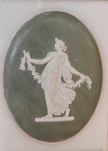 Cheminée de style Victorien à demi colonne ionique, à décor de médaillon de Wedgwood, en marbre statuaire Cheminée de style Victorien à demi colonne ionique, à décor de médaillon de Wedgwood, en marbre statuaire-13