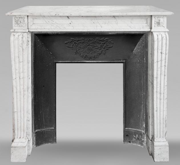 Cheminée de style Louis XVI à rosace, en marbre de Carrare veiné-0