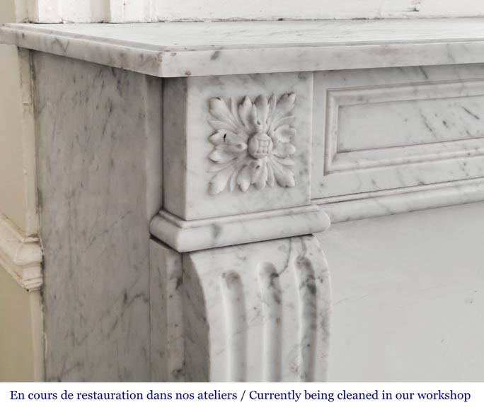 Cheminée de style Louis XVI à rosace, en marbre de Carrare veiné-3