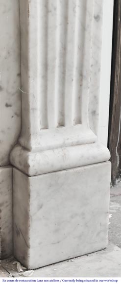 Cheminée de style Louis XVI à rosace, en marbre de Carrare veiné-4