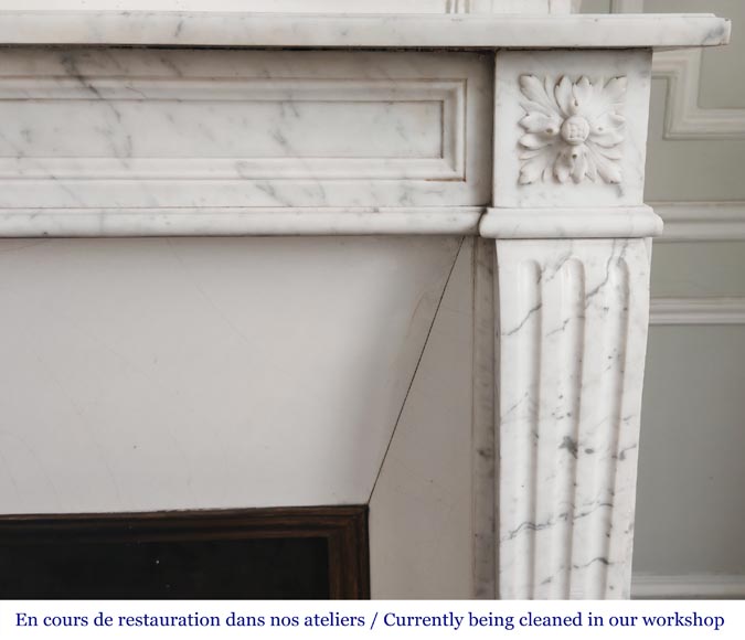 Cheminée de style Louis XVI à rosace, en marbre de Carrare veiné-6