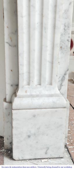 Cheminée de style Louis XVI à rosace, en marbre de Carrare veiné-7