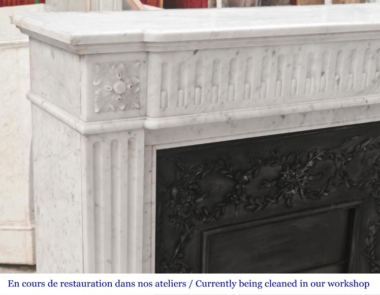 Cheminée de style Louis XVI en marbre de Carrare, au bandeau cannelé Cheminée de style Louis XVI en marbre de Carrare, au bandeau cannelé-3