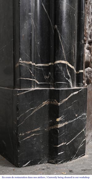 Cheminée de style Louis XIV en marbre noir Marquina Cheminée de style Louis XIV en marbre noir Marquina-4