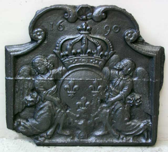 Plaque de cheminée datée de 1690-0