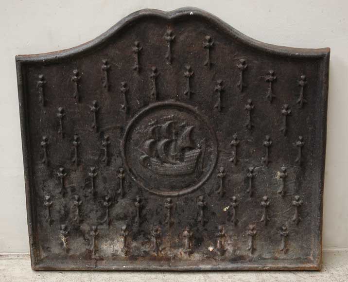 Plaque de cheminée en fonte au galion sur fond d'hermines - Plaques de