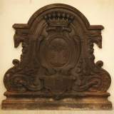 Plaque de cheminée ancienne aux armes de la famille Le Juge et aux têtes de lévriers