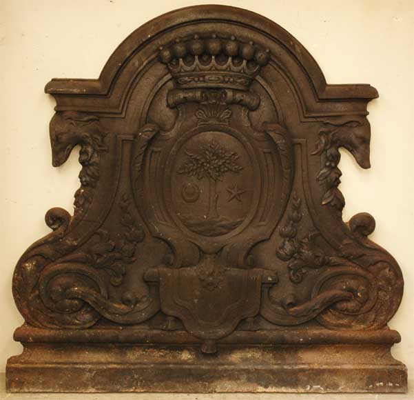 Plaque de cheminée ancienne aux armes de la famille Le Juge et aux têtes de lévriers-0