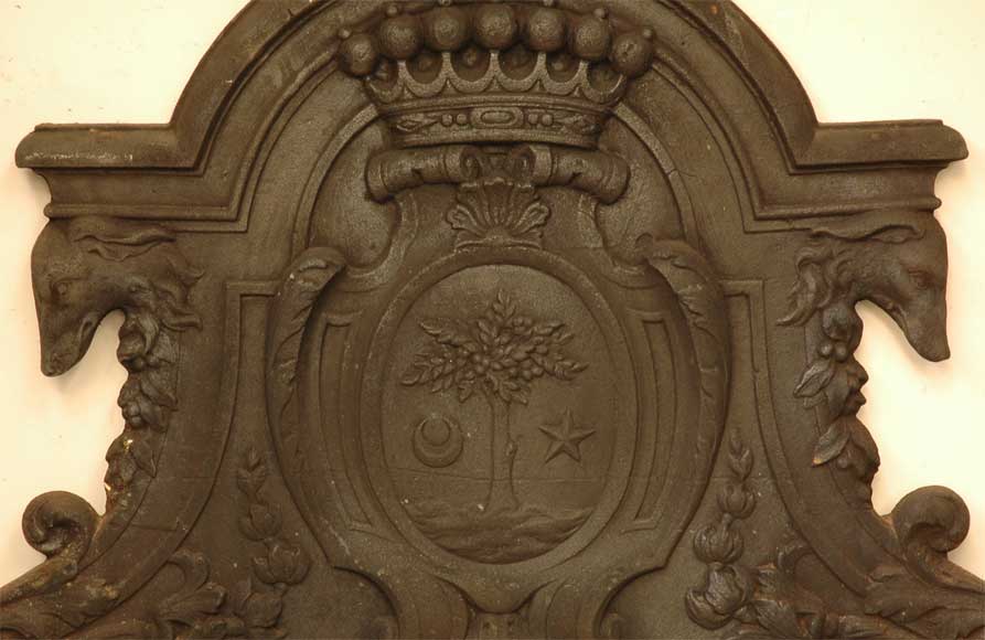 Plaque de cheminée ancienne aux armes de la famille Le Juge et aux têtes de lévriers-1