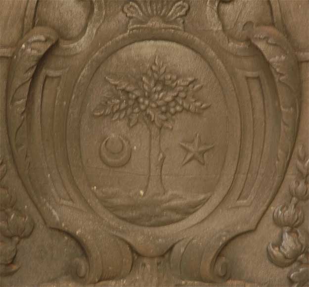 Plaque de cheminée ancienne aux armes de la famille Le Juge et aux têtes de lévriers-4