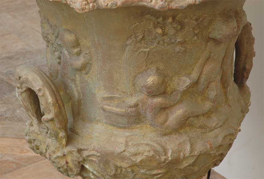 Paire de vases en plomb aux putti du XIXè siècle-3