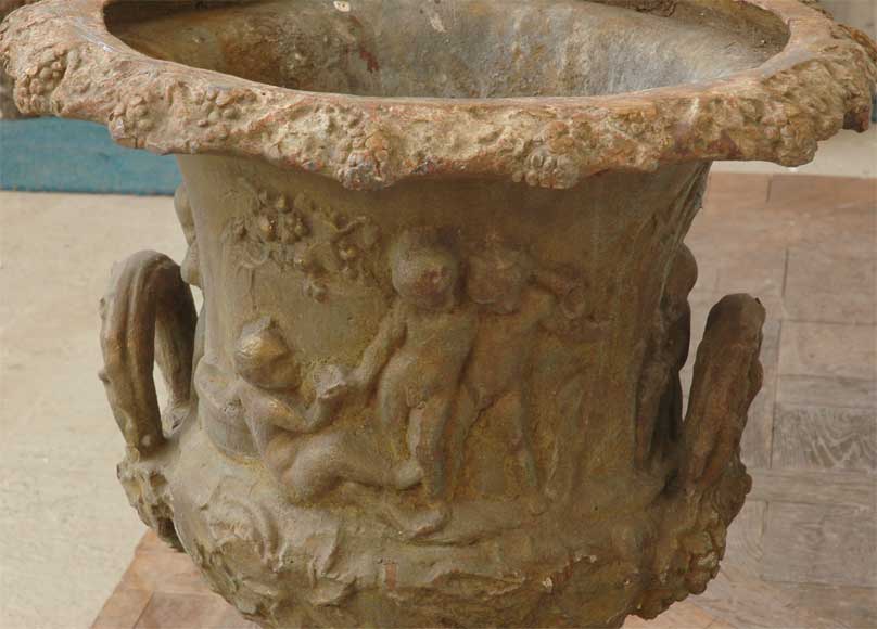 Paire de vases en plomb aux putti du XIXè siècle-4