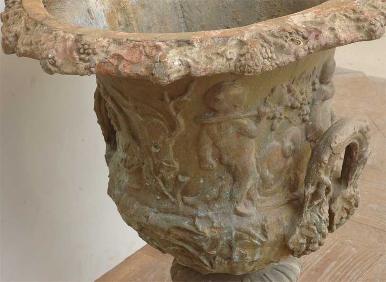 Paire de vases en plomb aux putti du XIXè siècle-5