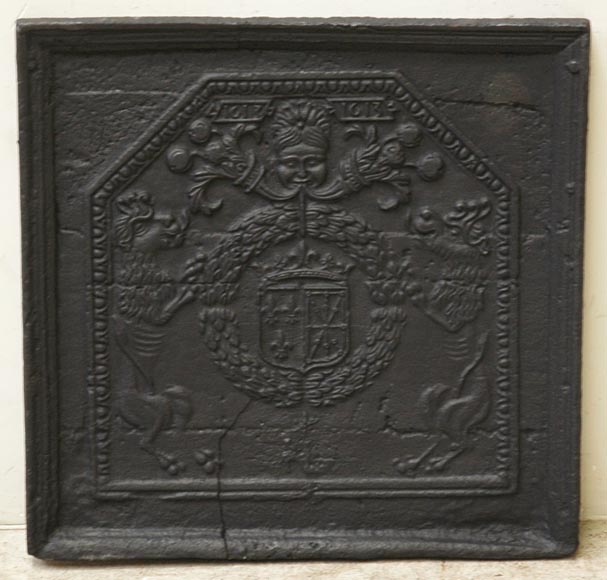 Plaque de cheminée aux armes de France et de Navarre datée de 1613-0