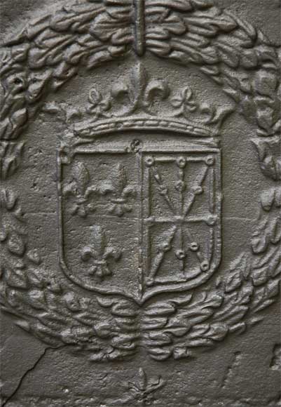 Plaque de cheminée aux armes de France et de Navarre datée de 1613-2